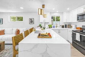 Kylskåp, mikrovågsugn, ugn och spishäll