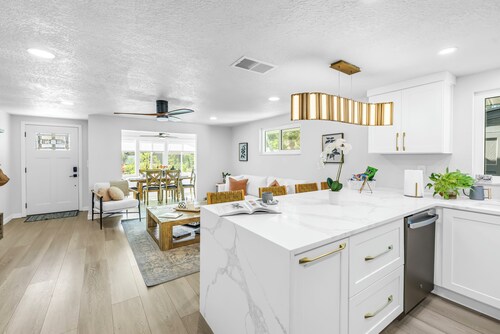 Beautiful 3-bedroom house with heated pool and e-bikes near Siesta Key beach
