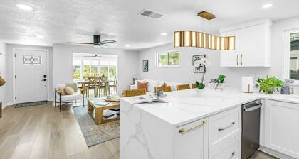 Beautiful 3-bedroom house with heated pool and e-bikes near Siesta Key beach