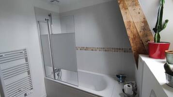 Secador de cabelo, toalhas de banho, sabonete, shampoo