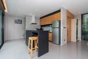 Vil·la de disseny, 2 dormitoris, vistes al jardí | Cuina privada | Bullidora elèctrica