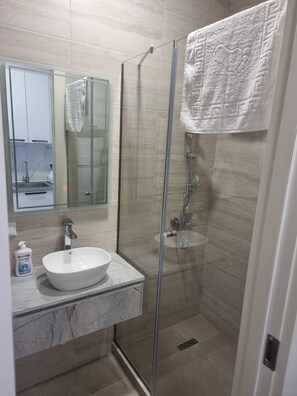 Douche, serviettes fournies, savon, shampoing