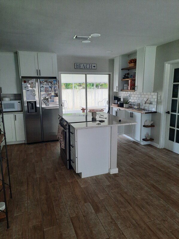 Køleskab, mikrobølgeovn, ovn, kogeplade