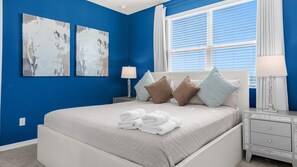 8 chambres, bureau, fer et planche à repasser, lit parapluie