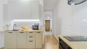 Een moderne keuken met een centraal eiland, een magnetron en een inbouwoven.