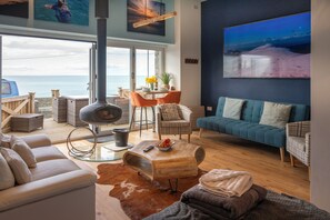 Living area - Be whisked away this winter to the coziest seaside snug. (Barmouth)