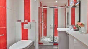 Dusche, Haartrockner, Handtücher, Seife