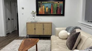 TV connectée, livres, chaîne hi-fi