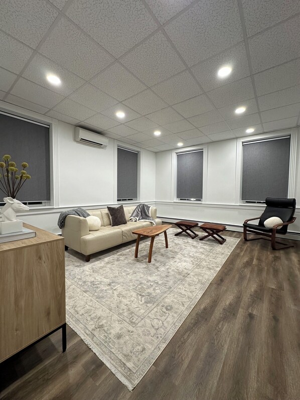 Smart TV, books, stereo - New! Lux 1BR APT at Square in Downtown Ephrata with WiFi, Mini Splits (Ephrata)