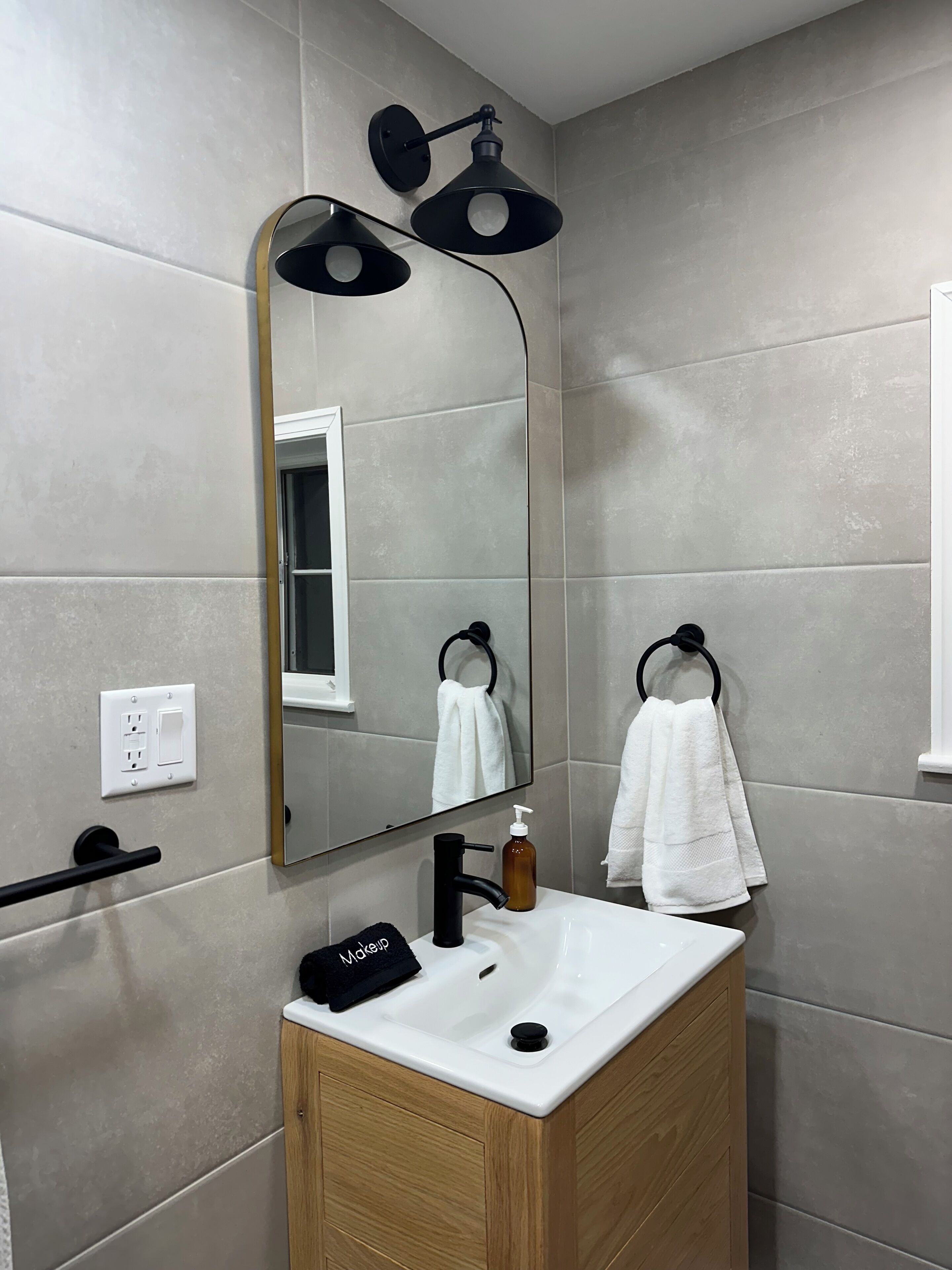 Douche, sèche-cheveux, serviettes fournies, savon