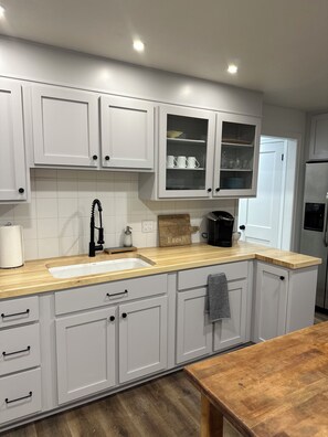 Fridge, microwave, oven, stovetop - New! Lux 1BR APT at Square in Downtown Ephrata with WiFi, Mini Splits (Ephrata)