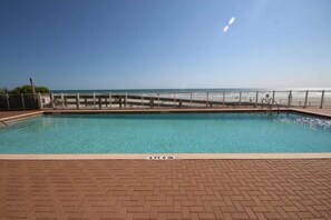 A heated pool - 🌊Beachfront Penthouse-Pool-Great Location-Sanibel 1104🌊 (Daytona Beach Shores)