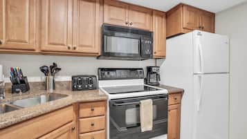 Coffee/tea maker, fridge, microwave, oven