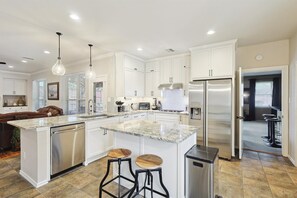 Fridge, microwave, oven, stovetop - Vista Valley Vacay, 5-BD w Pool & Cinema (Lewisville)