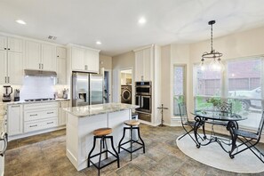 Fridge, microwave, oven, stovetop - Vista Valley Vacay, 5-BD w Pool & Cinema (Lewisville)