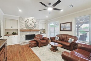 Télévision, cheminée, espaces bureaux