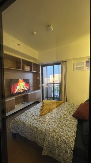 Interior - 1BR Cozy Resort Condo Like 15 mins away to NAIA w Free Parking, WiFi, Balcony,  (Parañaque)