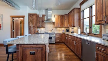 Fridge, oven, stovetop, dishwasher