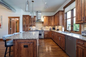 Frigorifero, forno, piano cottura, macchina per tè/caffè