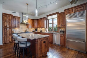 Kylskåp, ugn, spishäll och kaffe- och tebryggare