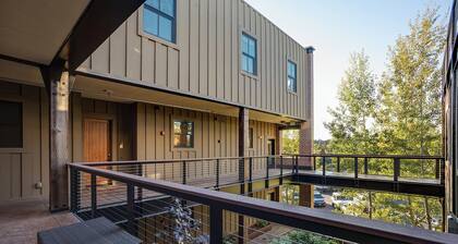 OL405 | Downtown | Walk to Restaurants & Shops | By River | Free City Bus | A/C