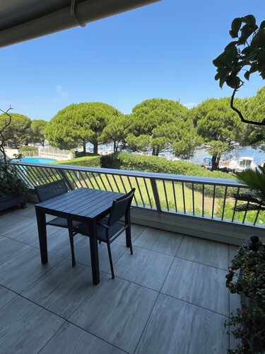 Lovely 2-room apartment with swimming pool, large terrace overlooking the port