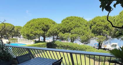 Joli appartement 2 pièces, avec piscine, grande terrasse avec vue sur le port