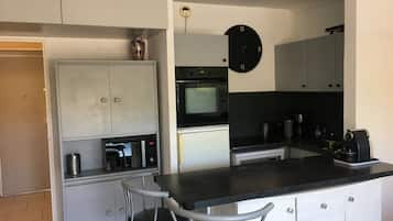 Coffee/tea maker, fridge, microwave, oven