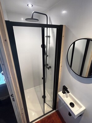 Dusj, håndklær, såpe og sjampo