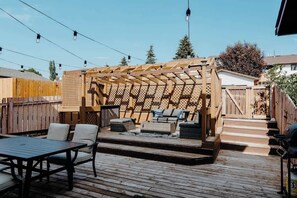 Outdoor dining - Central Calgary & Nearby Mountain Escape - 4 Beds (Calgary)