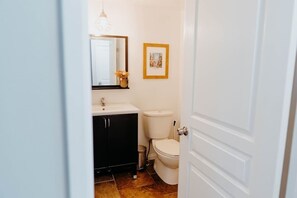 Shower, hair dryer - Central Calgary & Nearby Mountain Escape - 4 Beds (Calgary)