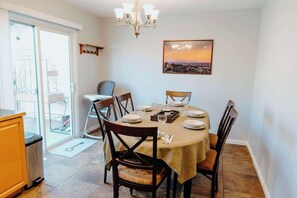 Dining - Central Calgary & Nearby Mountain Escape - 4 Beds (Calgary)