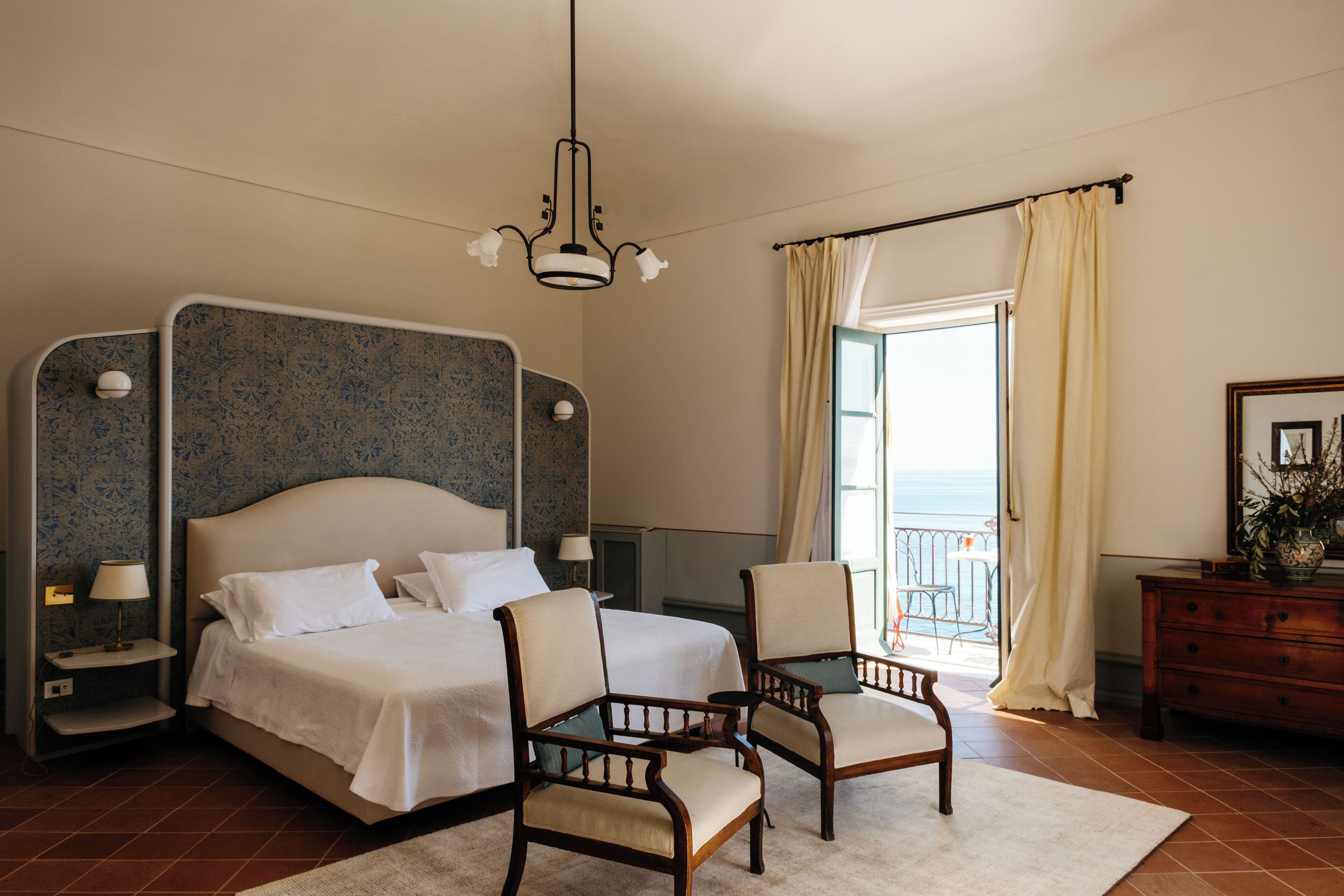 客房內保險箱、布置獨特、書桌、筆電工作空間