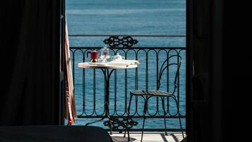 Deluxe Room, Sea View | In-room safe, individually furnished, desk, laptop workspace