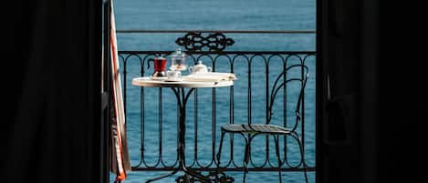 In-room safe, individually furnished, desk, laptop workspace