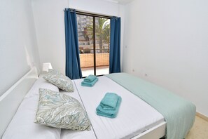 4 bedrooms, iron/ironing board, travel cot, Internet
