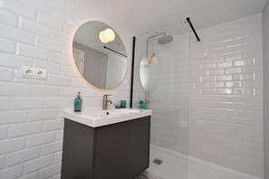 Sèche-cheveux, serviettes fournies, savon, papier toilette