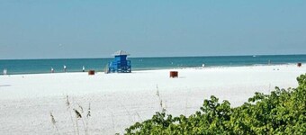 Getaway w/ Heated Pool & fence by Siesta Key Beach