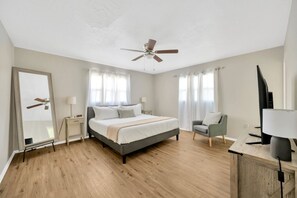 6 chambres, bureau, fer et planche à repasser, lit parapluie