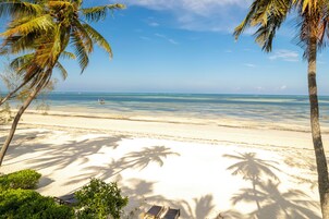 在海滩、白沙、沙滩椅、水肺潜水