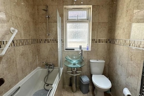 Combined shower/tub, deep soaking tub, towels