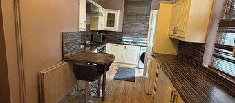 4 Bed House - Sleeps 10 - Garden - Parking - Wifi