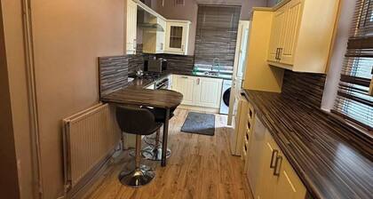 4 Bed House - Sleeps 10 - Garden - Parking - Wifi