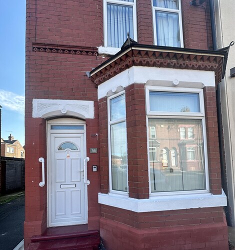 4 Bed House - Sleeps 10 - Garden - Parking - Wifi