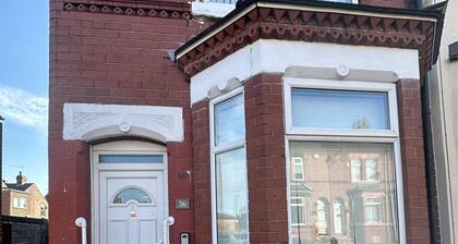 4 Bed House - Sleeps 10 - Garden - Parking - Wifi