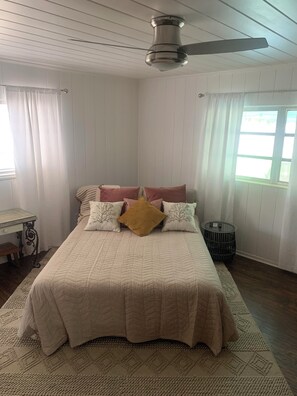 3 bedrooms, desk, WiFi, bed sheets