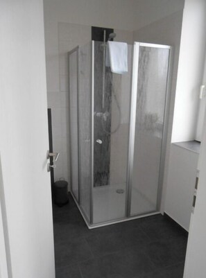 Douche, sèche-cheveux, savon, papier toilette