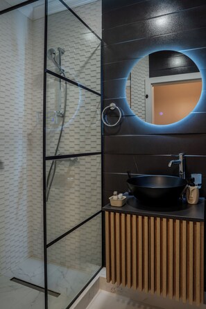 Estudio Deluxe | Baño | Ducha, artículos de higiene personal gratuitos y secador de pelo
