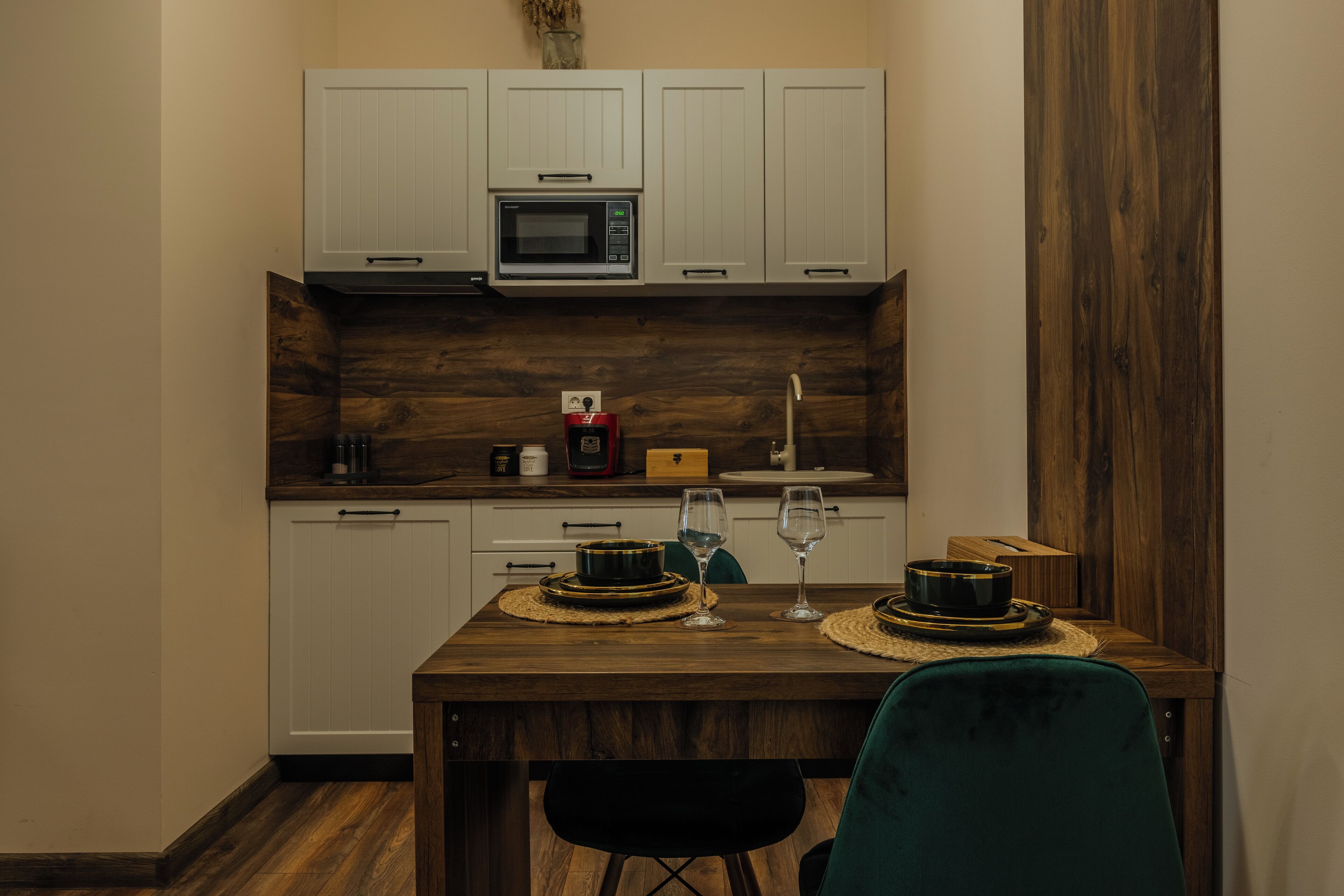 Studio Suite Eksekutif, pemandangan kota | Dapur pribadi | Lemari es kecil, microwave, kompor, dan peralatan masak/sendok-piring