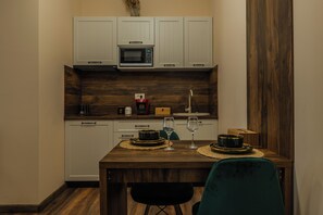 Executive Studio Suite, City View | Private kitchen | Mini-fridge, microwave, stovetop, cookware/dishes/utensils - Bizi House Accommodation (Drobeta-Turnu Severin)